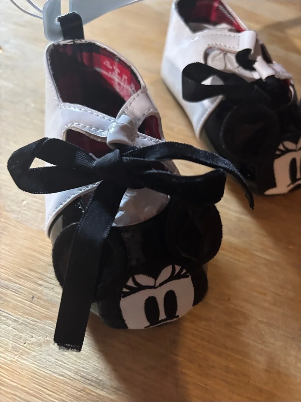 Disney Baby Minnie Mouse White and Black Crib Shoes size 6-12m